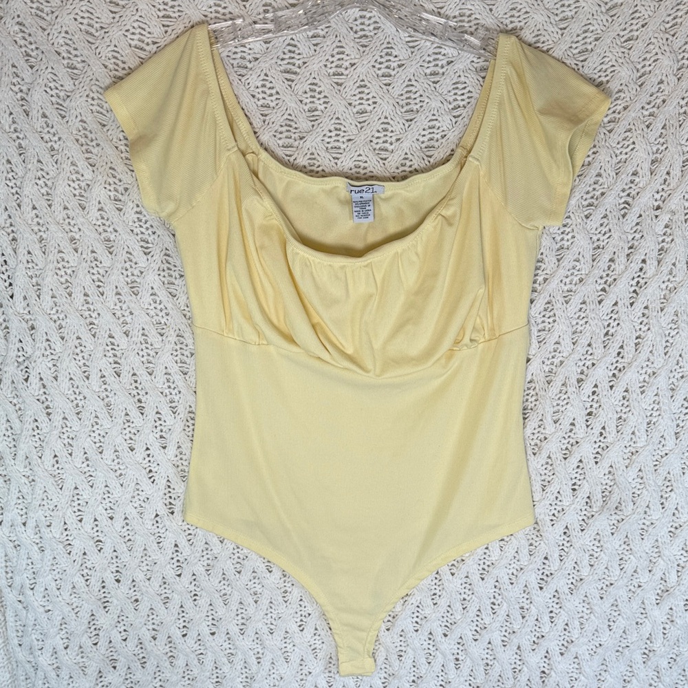 Rue21 Butter Yellow Women's Bodysuit Size XL Sweetheart Neckline Snap